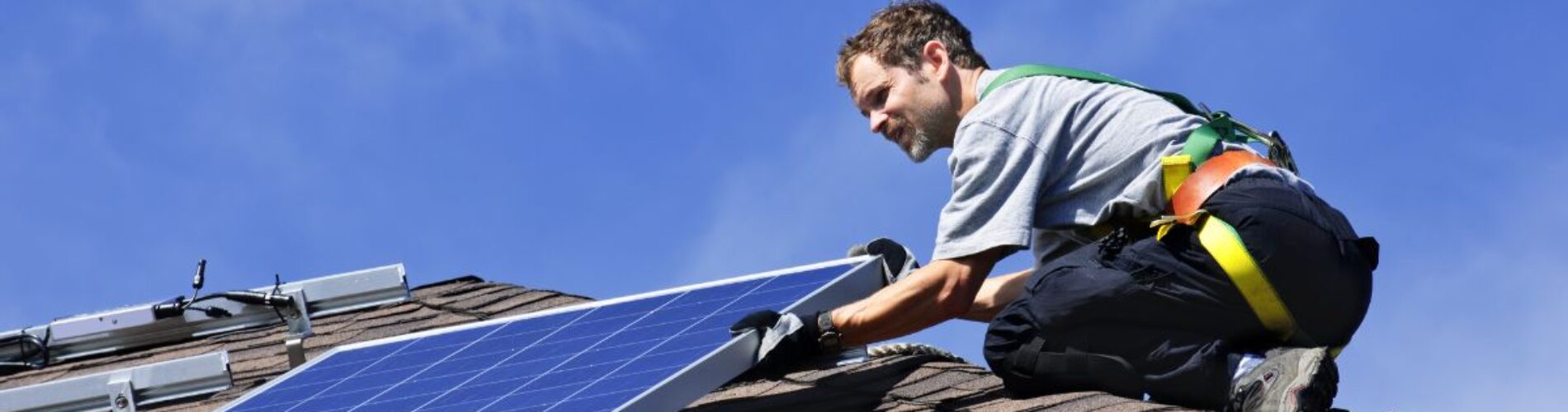 安装太阳能交流电池板