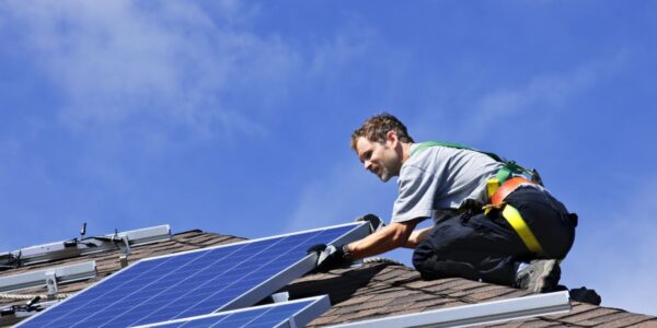 安装太阳能交流电池板